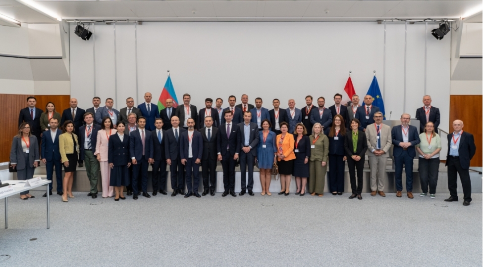 avstriya-ve-azerbaycan-biznes-dairelerinin-ishtiraki-ile-deyirmi-masa-kechirilib