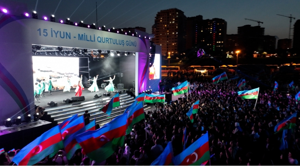 heyder-eliyev-merkezinin-parkinda-milli-qurtulush-gunu-munasibeti-ile-konsert-olub