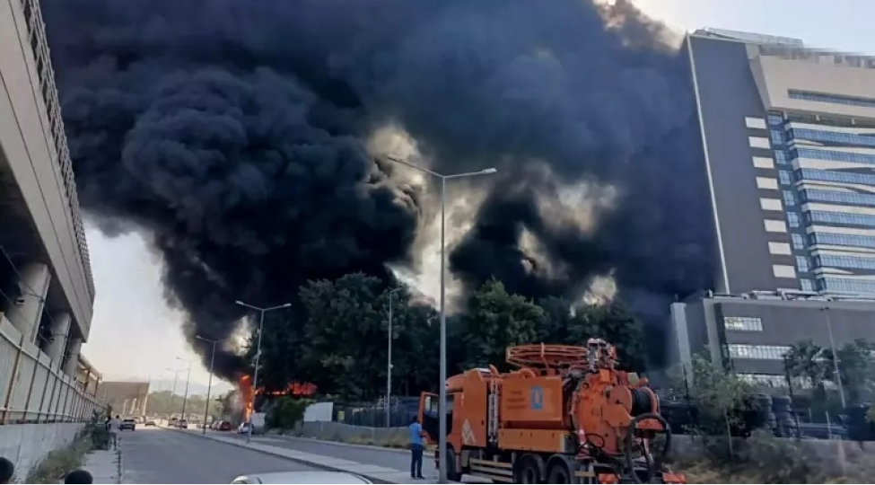 turkiyede-fabrik-ve-xestexanada-yangin-olub-foto
