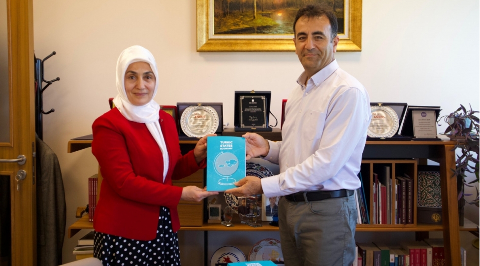iitkm-in-shobe-mudiri-istanbulda-turk-dunyasi-yay-mektebinde-chixish-edib