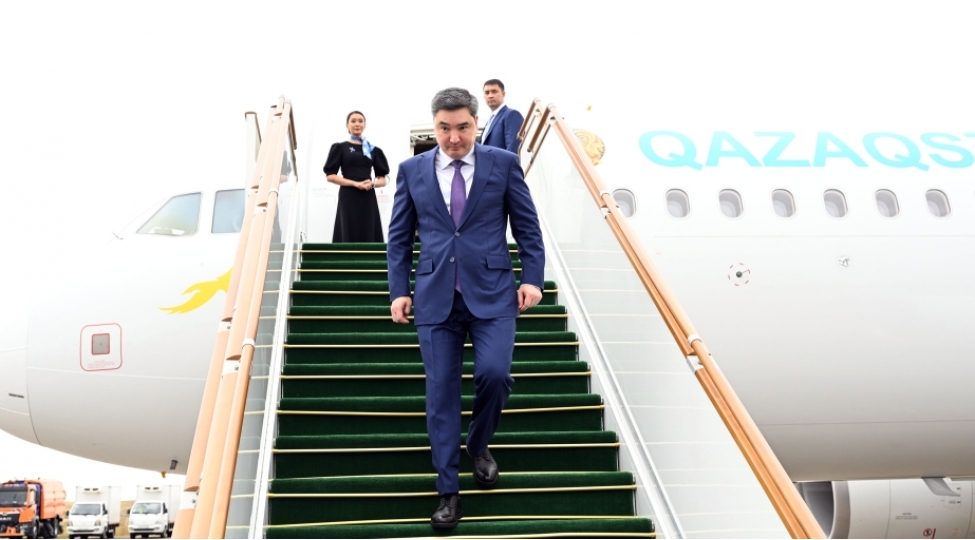 qazaxistanin-bash-naziri-eco-nun-17-ci-zirve-gorushunde-ishtirak-etmek-uchun-azerbaycandadir