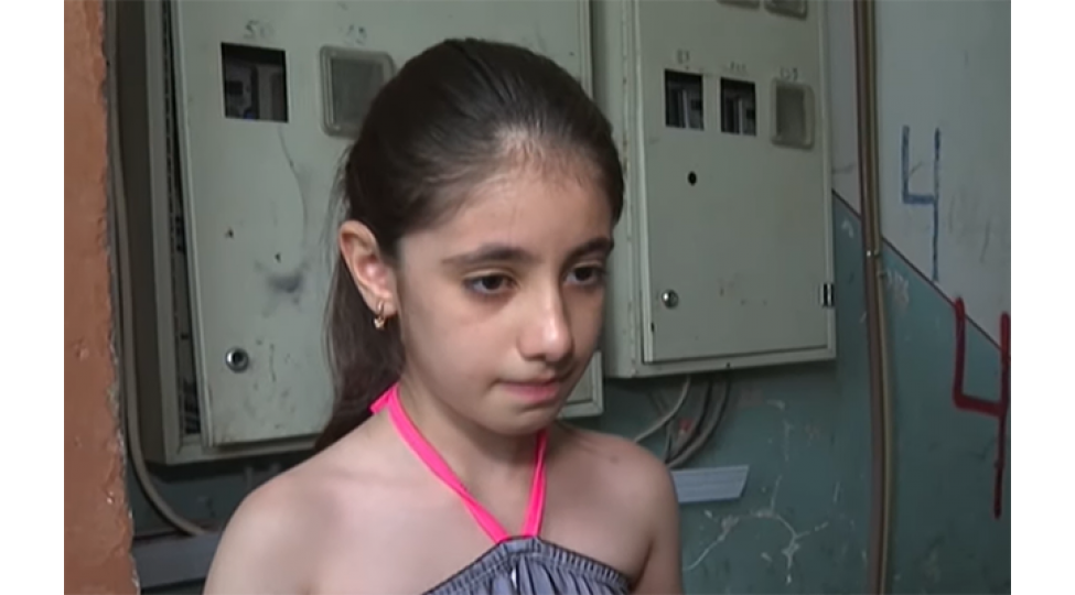 qurumush-agaclardan-biri-9-yashli-qizin-ustune-ashib-video