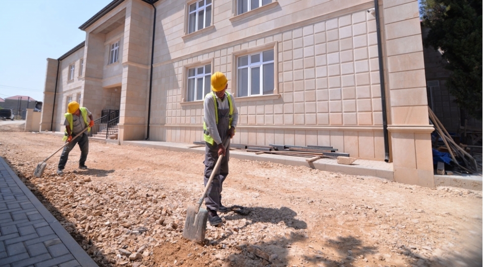 paytaxtda-10-tehsil-muessisesinde-tikinti-ve-esasli-temir-ishleri-aparilir