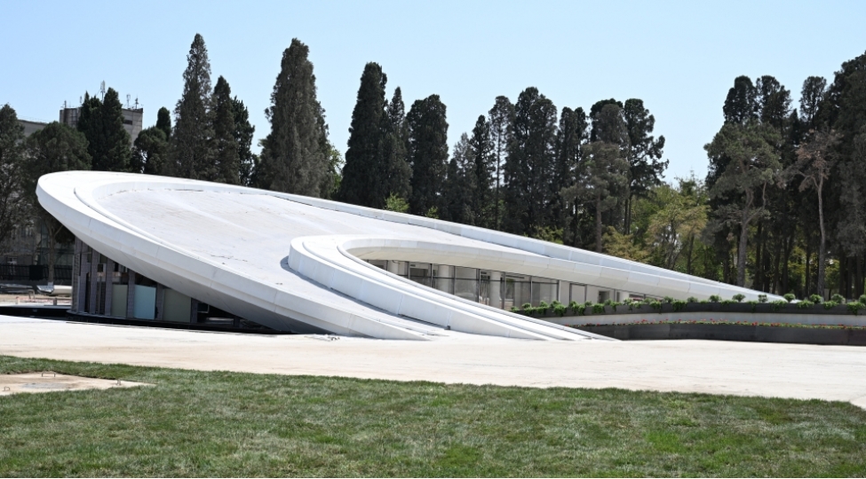 gence-memorial-kompleksinde-veten-muharibesi-dovru-genish-ishiqlandirilacaq