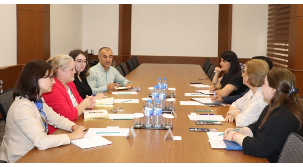 dovlet-komitesinde-absh-in-ticaret-nazirliyinin-ticaret-huququnun-inkishaf-proqraminin-numayendeleri-ile-gorush-kechirilib