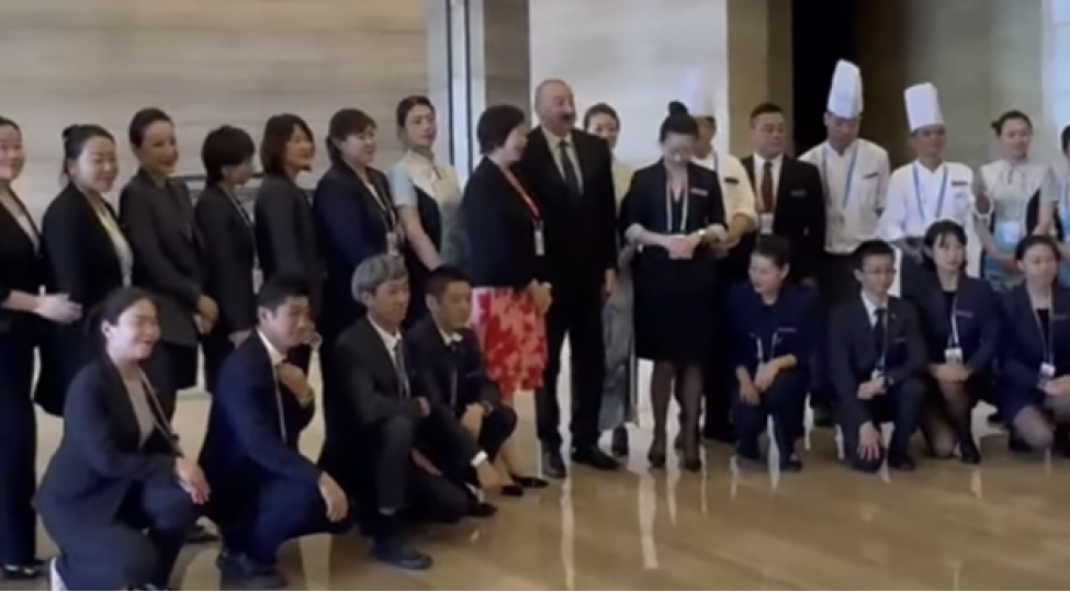 prezidentin-chinde-qaldigi-hotelin-heyeti-ile-semimi-goruntuleri-video