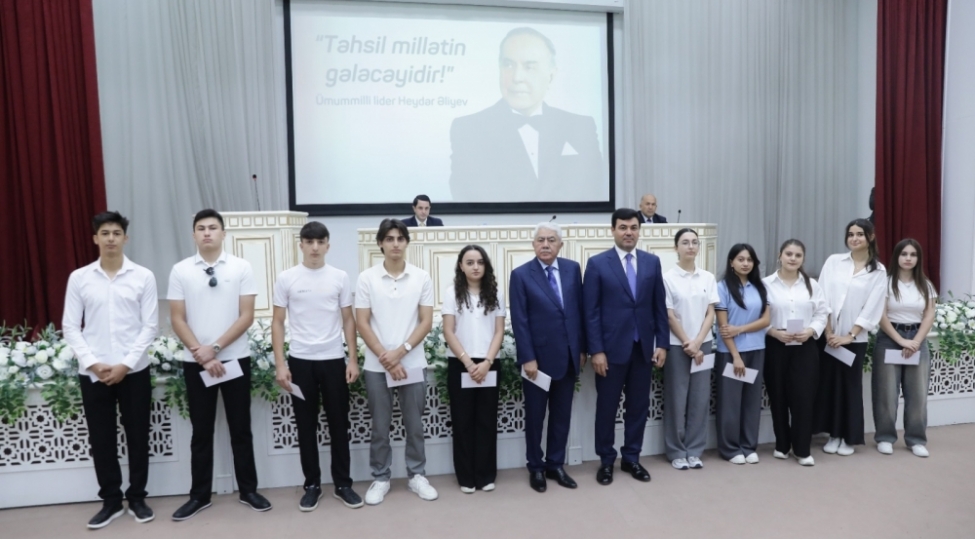 milli-meclisin-deputati-agalar-veliyev-xachmaz-rayonunda-yuksek-balla-ali-mekteblere-qebul-olan-telebeleri-mukafatlandirib