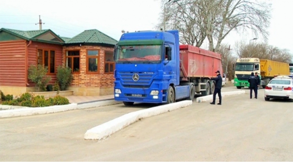 yol-polisi-yukdashima-ile-meshgul-olan-shexslere-muraciet-edib