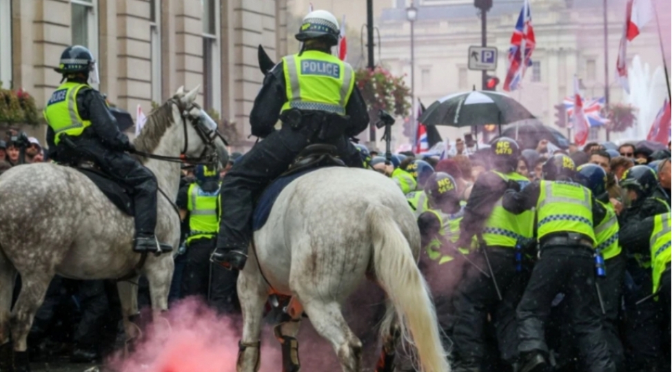 londonda-aksiyada-onlarla-polis-xesaret-alib