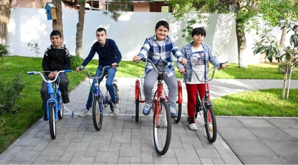 azerbaycanda-bir-qrup-autizmli-gence-velosipedler-hediyye-edilib