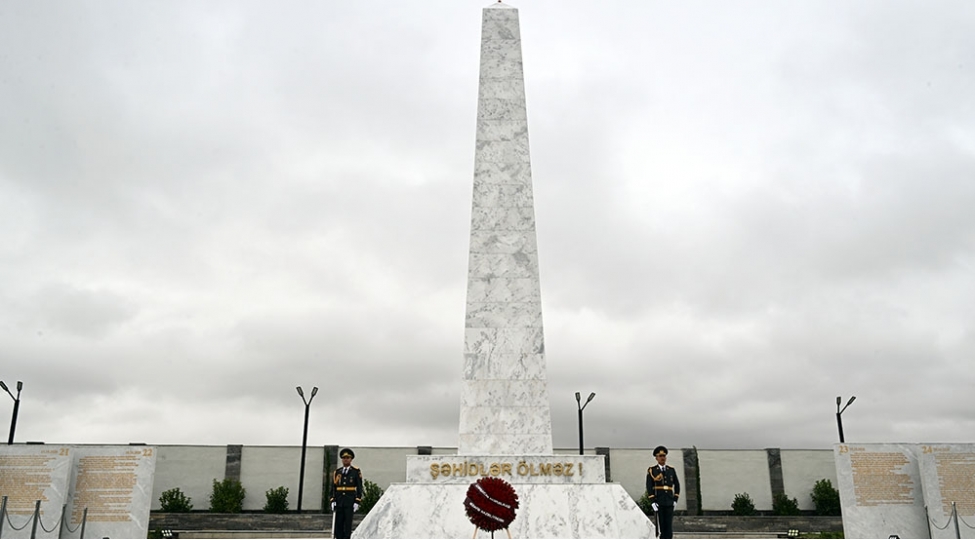 anim-gununde-fexri-xiyaban-shehidler-xiyabani-zefer-parki-ve-herbi-memorial-mezarliq-ziyaret-edilib