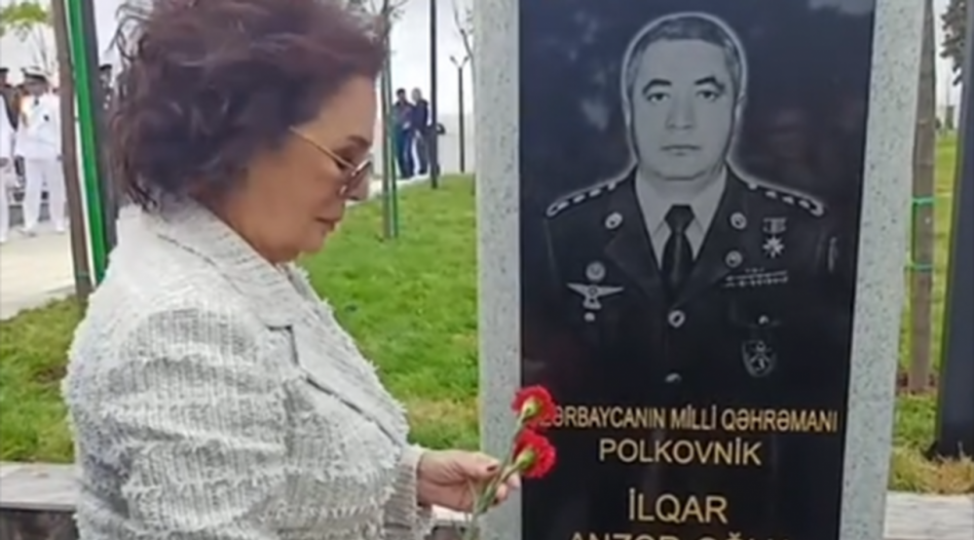 hulya-kochyigit-shehid-mezarlarini-ziyaret-edib