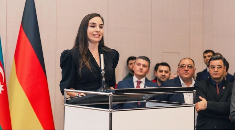 berlinde-mama-ana-tebiet-beynelxalq-incesenet-sergisinin-achilishi-olub