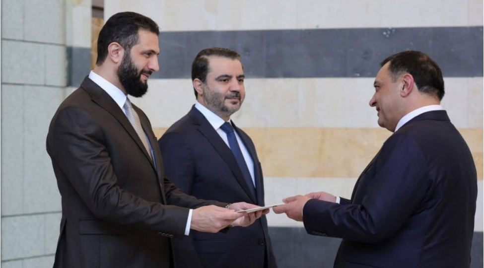 ermenistan-sefiri-etimadnamesini-ehmed-el-sharaaya-teqdim-edib