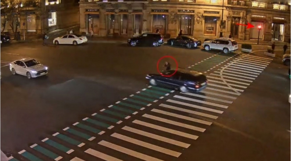 bakinin-merkezinde-avtomobil-skuteri-vurub-video