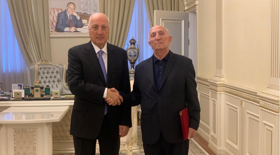 zakir-ferecov-sevindik-huseynovu-80-illik-yubileyi-munasibetile-tebrik-edib