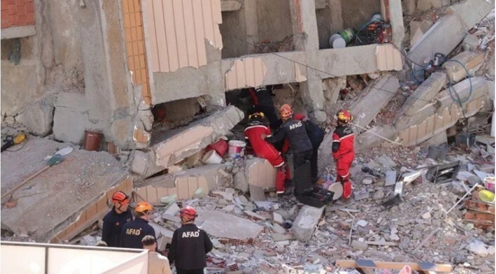 turkiyede-choken-binanin-dagintilari-altindan-bir-azyashlinin-cansiz-bedeni-chixarilib