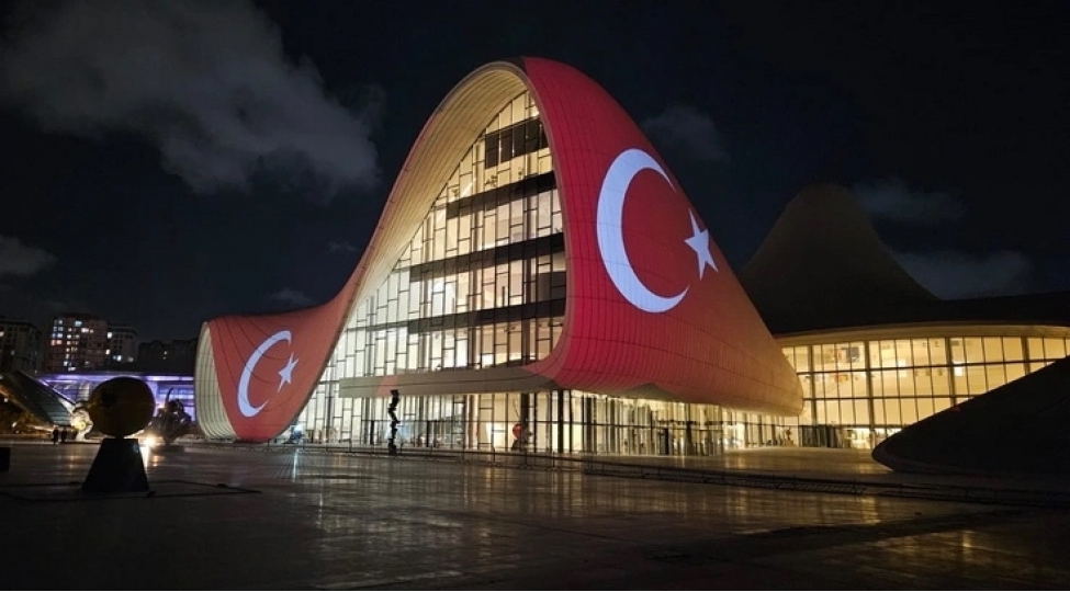 heyder-eliyev-merkezi-turkiye-bayragi-ile-proyeksiya-olunub