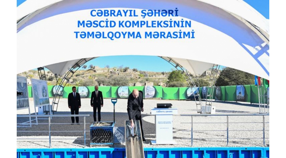 ikimertebeli-mescid-binasinda-eyni-anda