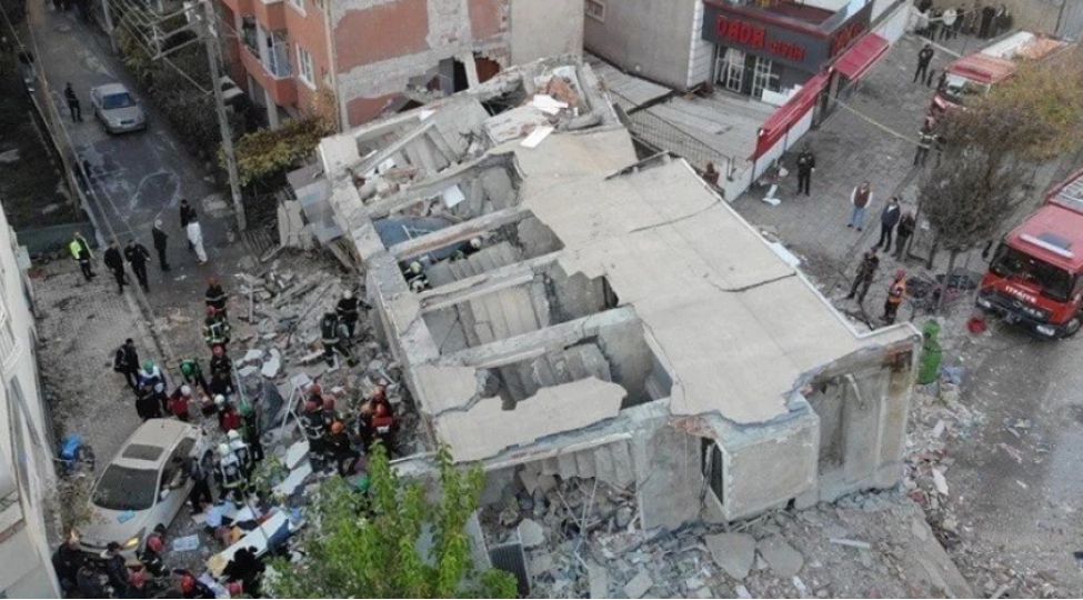 turkiyede-binanin-chokmesi-neticesinde-bir-ailenin-dord-uzvunun-olduyu-melum-olub