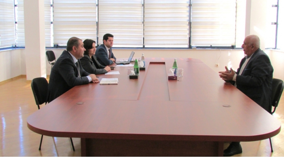 kend-teserrufati-nazirinin-muavini-xizida-vetendashlarin-muracietlerini-dinleyib-fermerlerle-gorushub