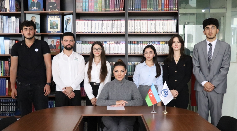 rektor-universitete-yuksek-balla-qebul-olan-telebelerle-gorushub