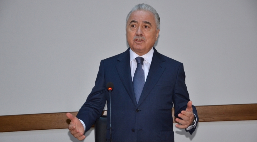 yeni-bashchini-kollektive-prezidentin-komekchisi-teqdim-etdi