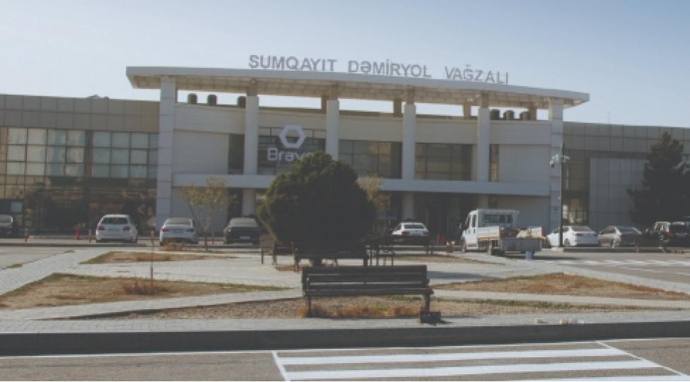 sumqayit-demiryol-vagzalinin-qarshisinda-xaotik-veziyyetin-qarshisi-alinir