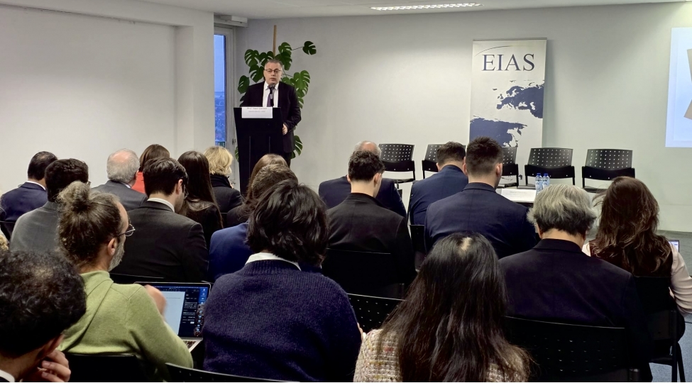 vusal-qasimli-brusselde-kechirilen-beynelxalq-konfransda-orta-dehliz-kitabini-teqdim-edib