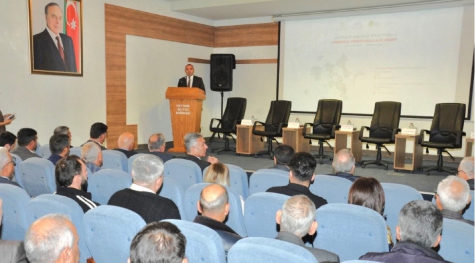 bilesuvarda-qushchuluq-sektorunun-dayaniqli-inkishafina-hesr-olunmush-panel-muzakiresi-kechirilib