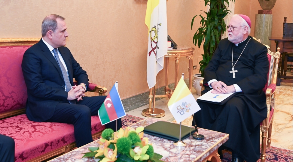 ceyhun-bayramov-vatikanin-arxiyepiskopu-ile-ikiterefli-elaqeleri-muzakire-edib