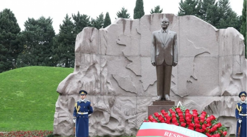 dovlet-ve-hokumet-resmileri-fexri-xiyabani-ziyaret-edibler-2