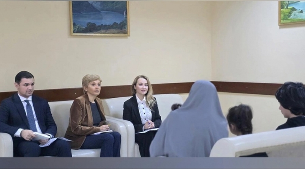 ombudsmanin-numayendeleri-suriyadan-repatriasiya-edilmish-qadin-ve-ushaqlarla-gorushub