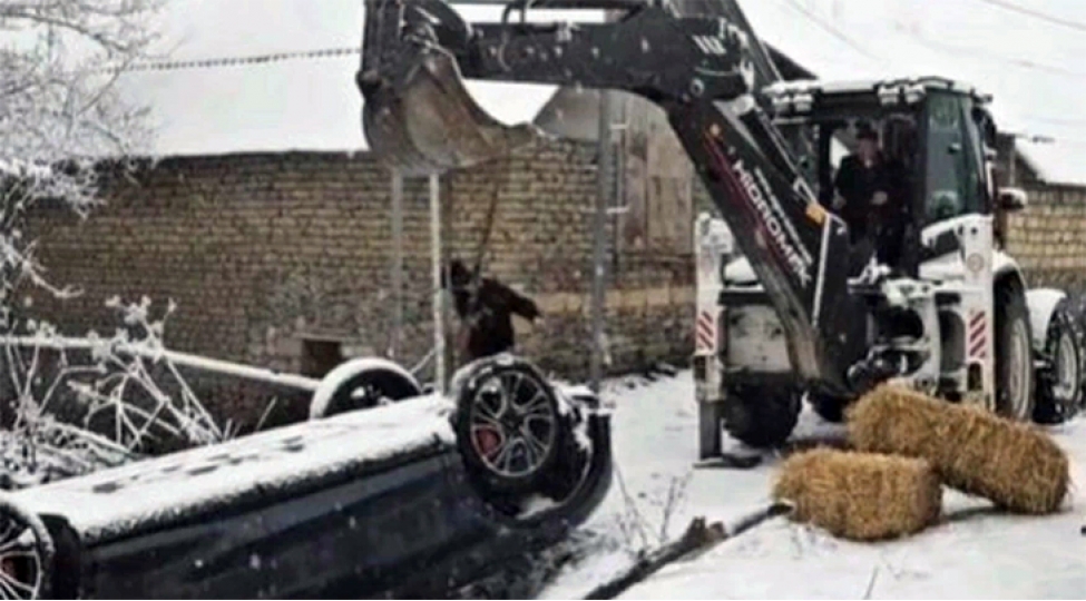 qebelede-buzlu-yolda-surushen-avtomobil-dereye-ashdi