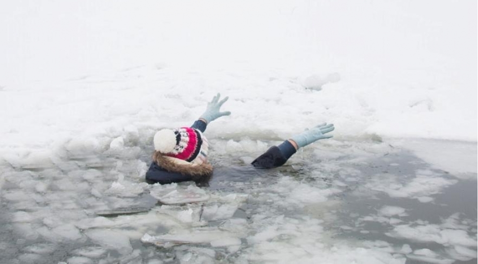 almatida-buzun-altina-dushen-dord-ushaqdan-biri-oldu