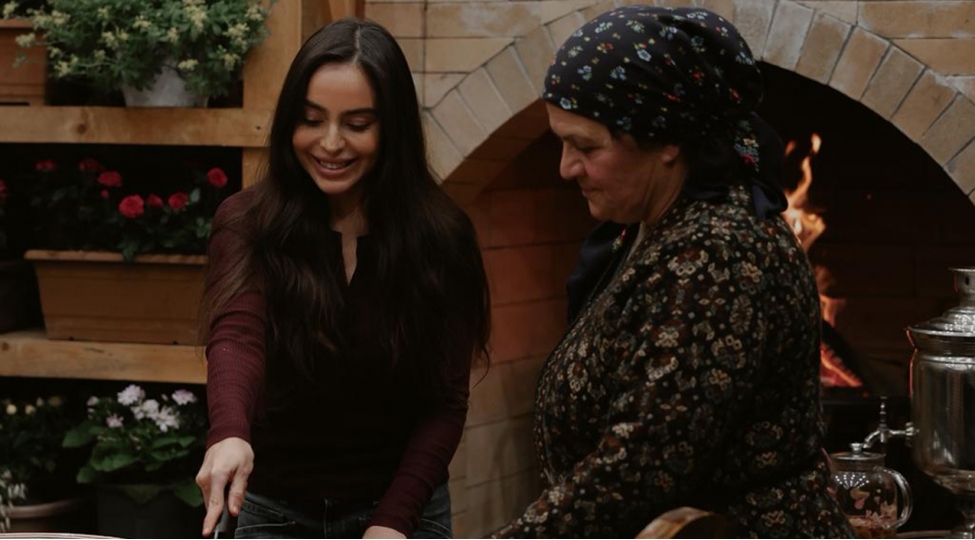 leyla-eliyeva-ezize-xalanin-metbexinden-video-paylashdi