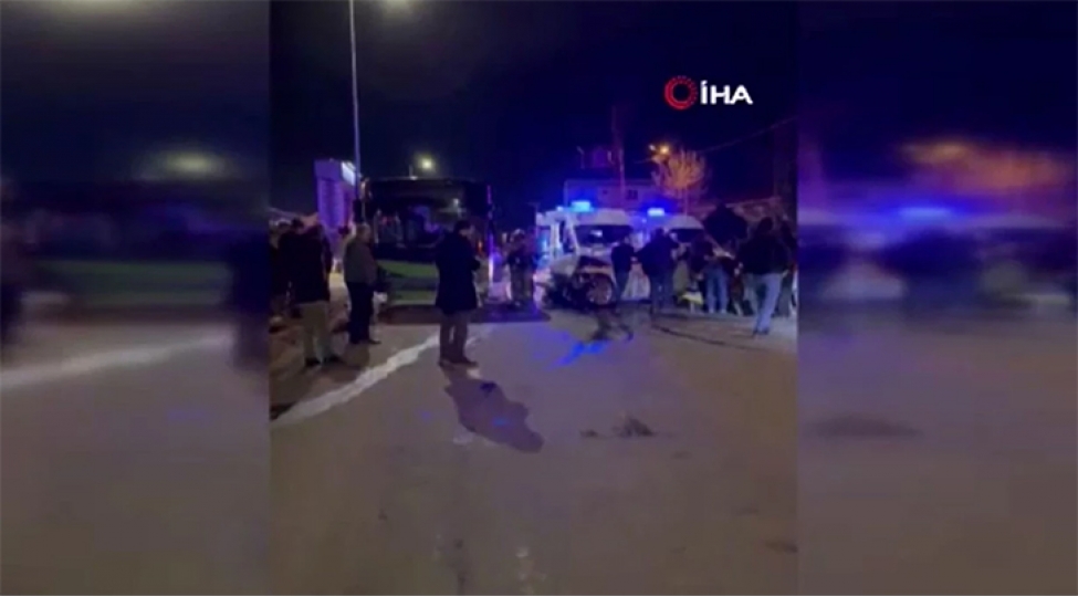 turkiyede-sernishin-avtobusu-ile-minik-mashini-toqqushub