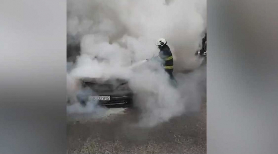 bakida-avtomobil-yanib-video