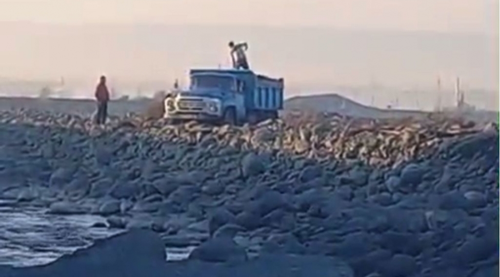 balakende-chaydan-qanunsuz-qum-chinqil-dashiyanlar-mesuliyyete-celb-olunub