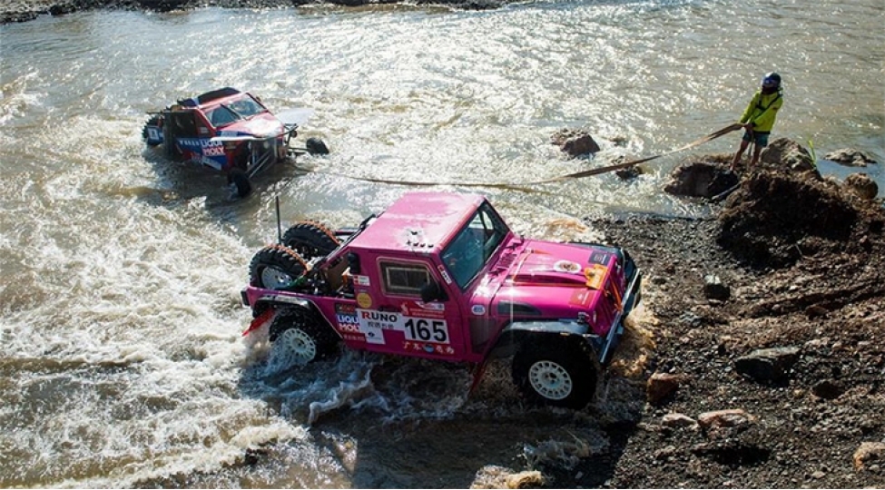 avtomobil-yarishinda-on-dord-nefer-xesaret-alib-chinde