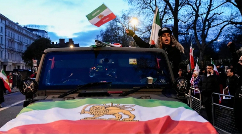 londonda-etirazchilar-sefirliyinin-binasi-uzerindeki-iran-bayragini-deyishdiribler