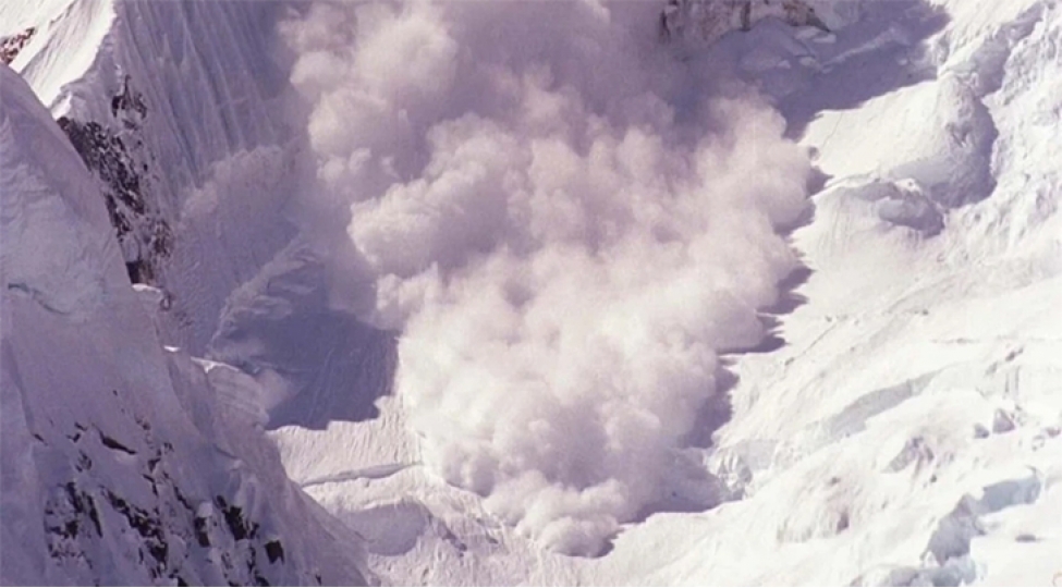 gurcustanda-turistler-qar-uchqununa-dushubler