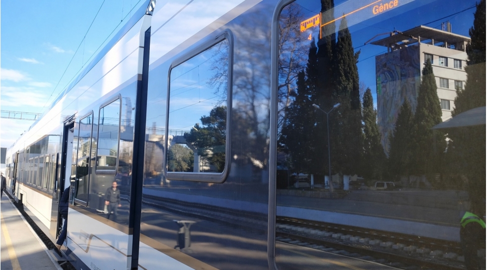 ady-genceqebelegence-marshrutu-uzre-gundelik-sernishindashima-xidmetine-bashlayib