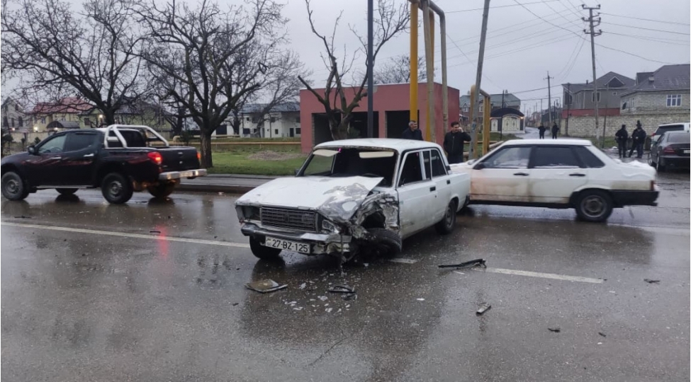 xachmazda-uch-avtomobil-toqqushub-xesaret-alan-var