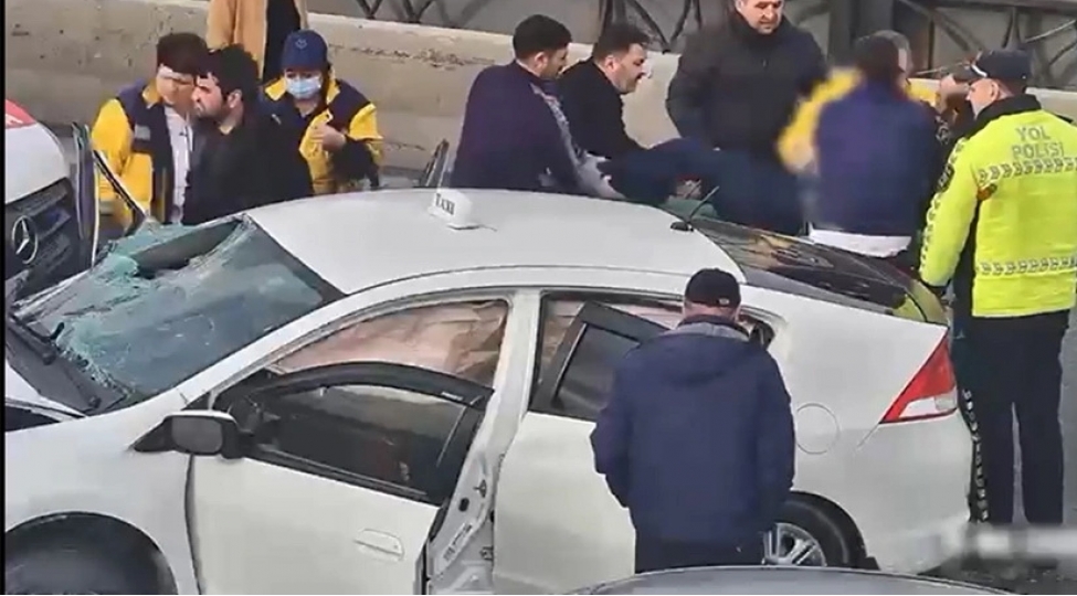 bakida-taksi-korpunun-uzerinde-olan-beton-arakesmeye-chirpilib