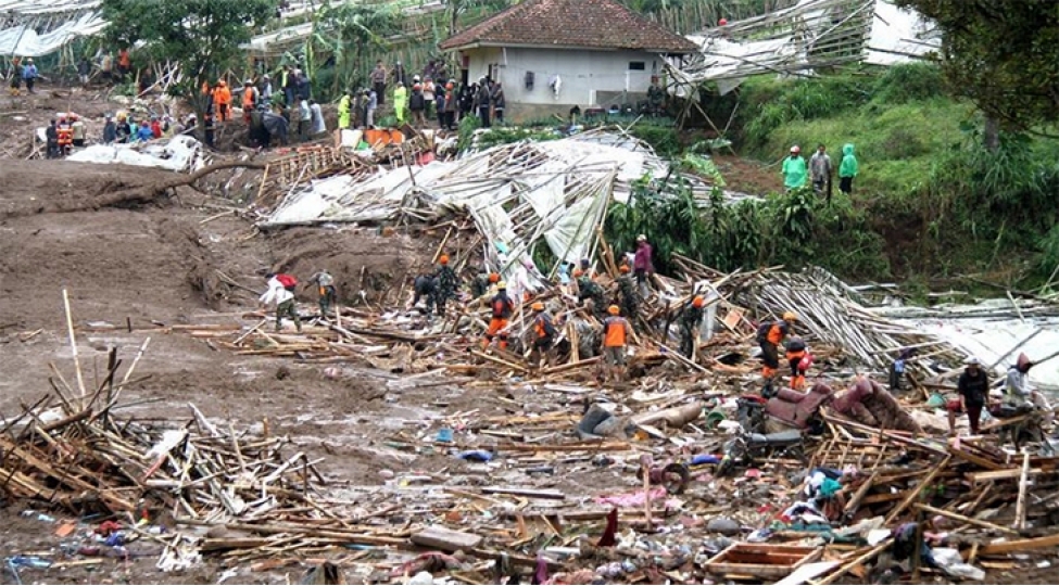 indoneziyada-torpaq-surushmesi-neticesinde-olenlerin-sayi-16-nefere-chatib