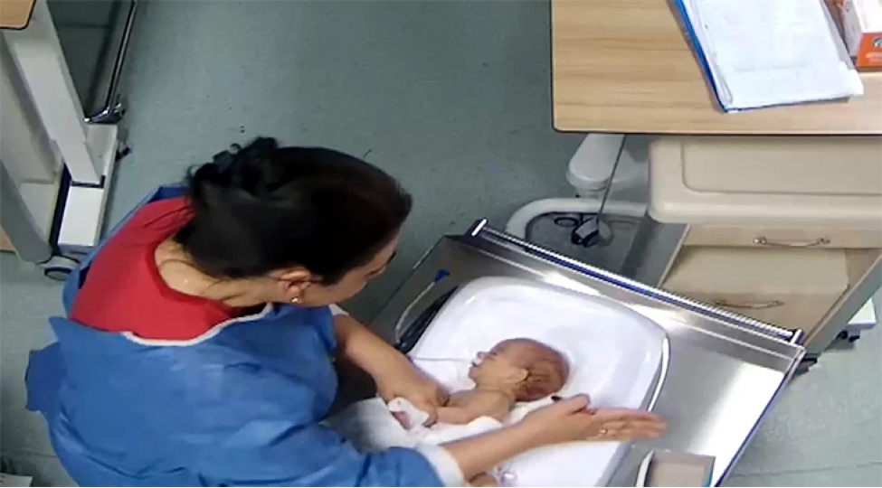 turkiyede-5-gunluk-korpeye-qarshi-zorakiliq-tibb-bacisi-hebs-olundu