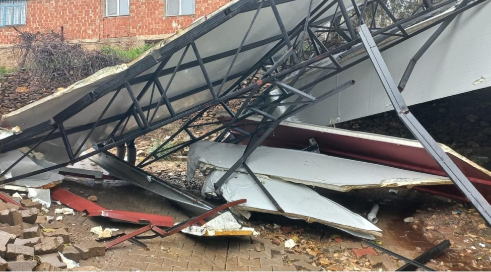 turkiyede-firtina-evlerin-damlarini-uchurub