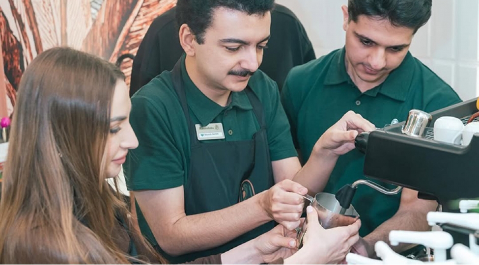 alena-eliyeva-onlarla-kofe-hazirladi