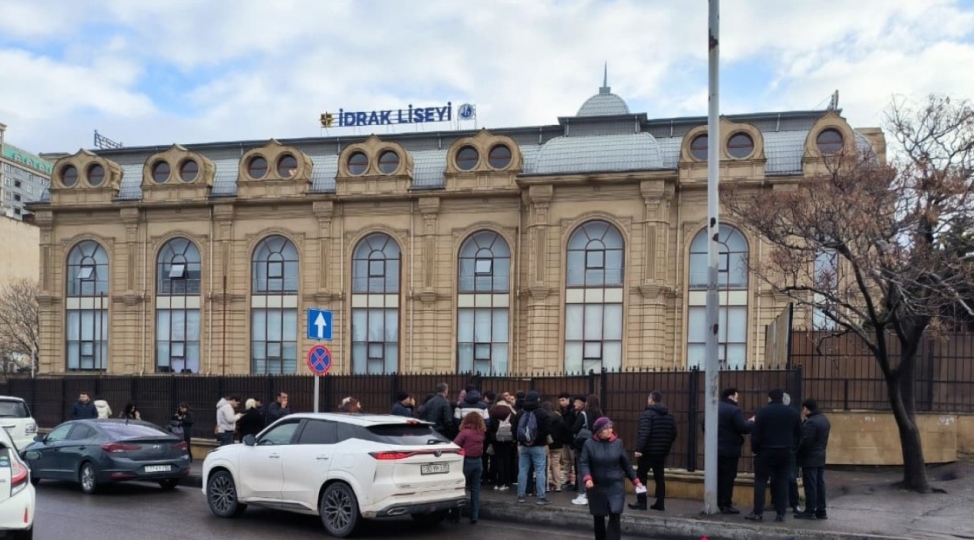 polis-liseyde-muellimi-gulleleyen-shagirdi-saxladi